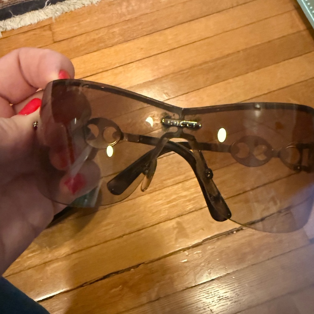 Gucci Women’s Rimless Brown Gradient Shield Sunglasses with Gold Accents - Picture 4 of 11